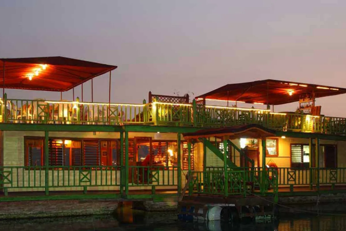 The HouseBoat Grill