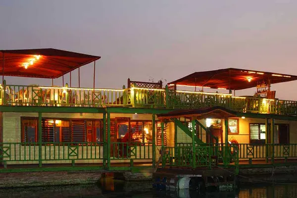 The HouseBoat Grill