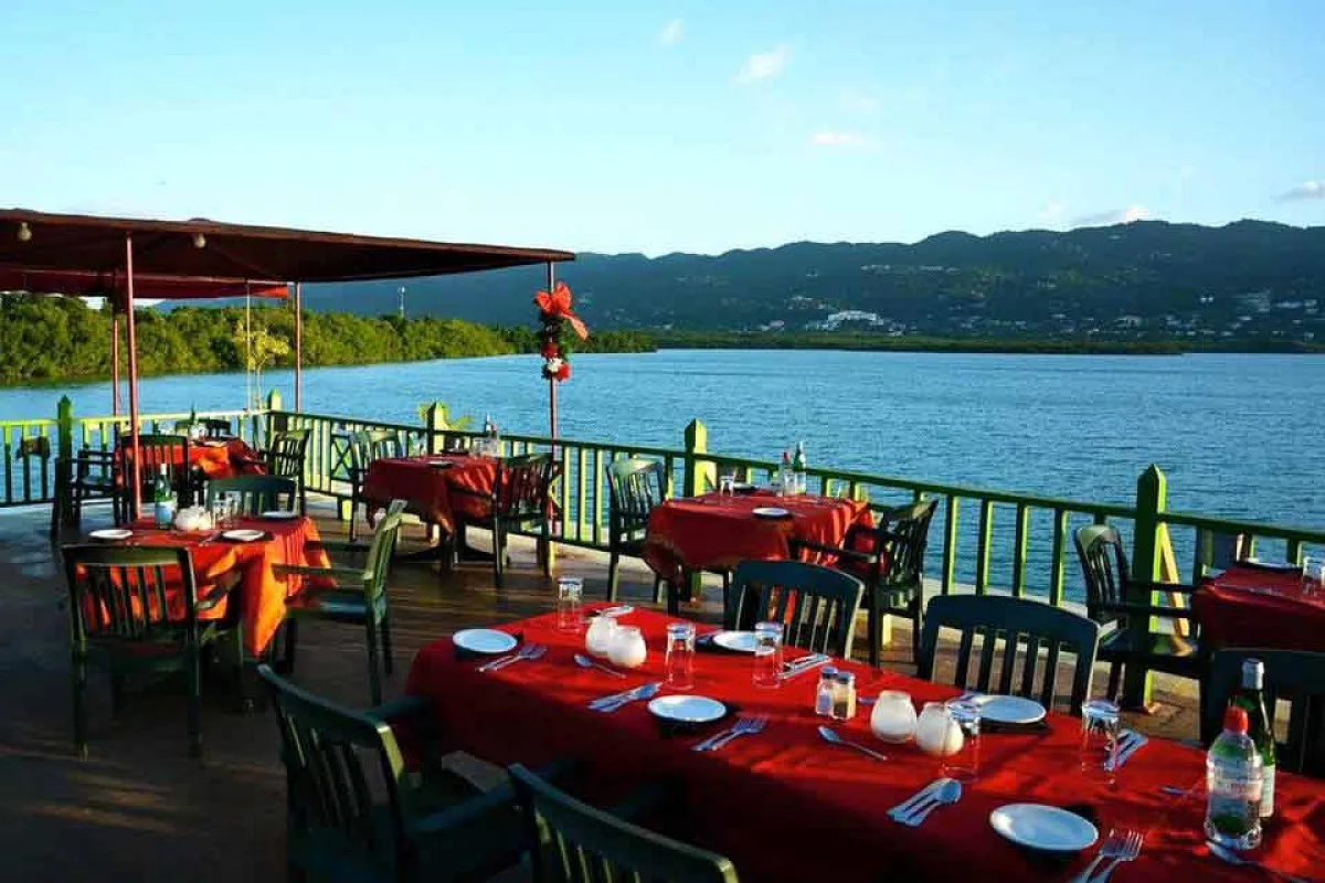 The HouseBoat Grill