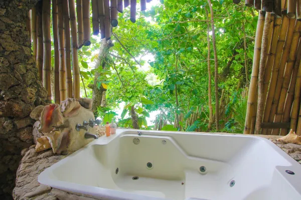 🌿 Great Huts, Port Antonio An Eco-Friendly Cliffside Retreat Inspired by Africa and Jamaica