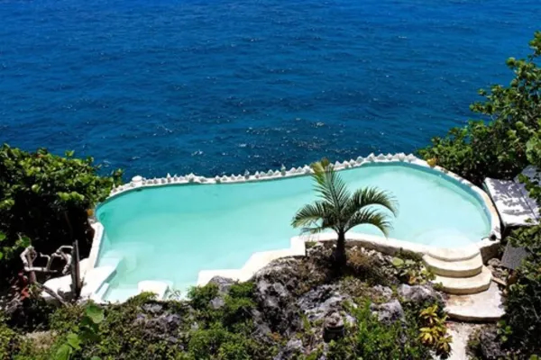 🌿 Great Huts, Port Antonio An Eco-Friendly Cliffside Retreat Inspired by Africa and Jamaica