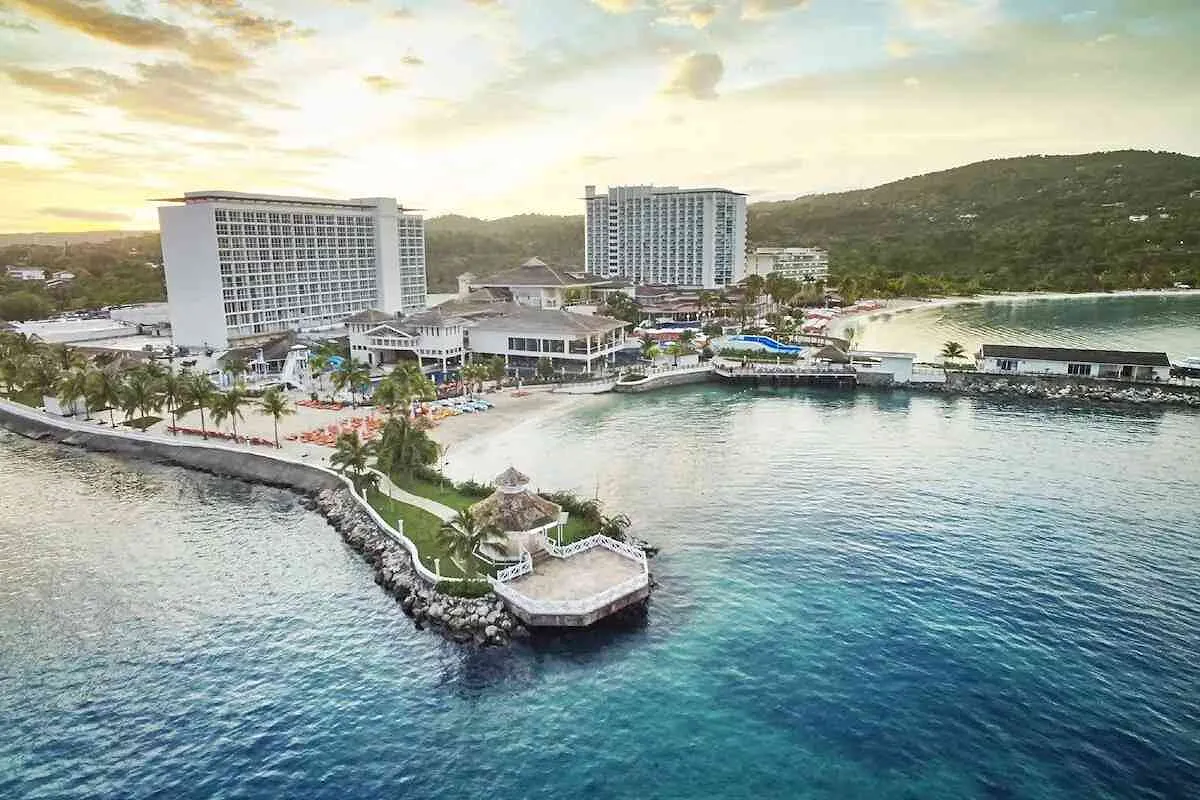 Dolphin Cove Moon Palace