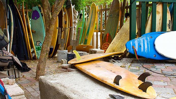 Surfing in Jamaica: Ride the Waves of Jamrock 🌊🏄🏾‍♂️
